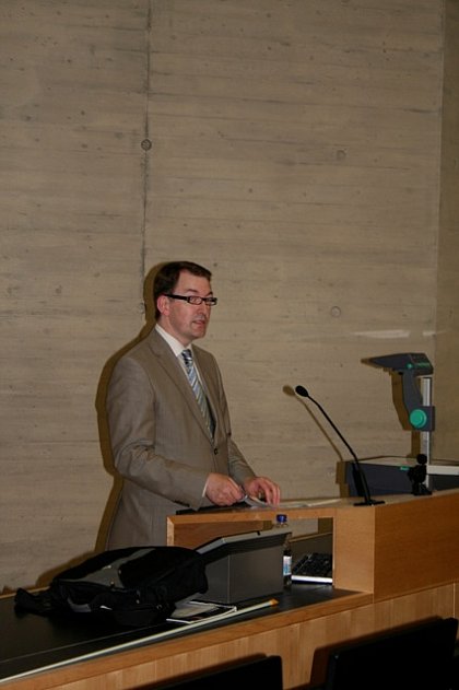 Prof. Dr. Winfried Kluth begrüßt die Zuhörer zum Vortrag von Prof. Dr. Dr.
h.c. Otfried Höffe von der Universität Tübiungen zum Thema: "Eine
Weltrechtsordnung als subsidiäre und föderale Weltrechtsordnung?".