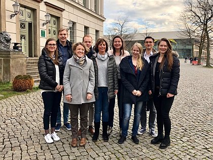 Lehrstuhl Prof. Dr. Meller-Hannich
v. l. n. r.: Lisa Kemmstedt, René Wittke, Elisabeth Krausbeck, Curt Brunkhorst, Simone Krapf, Prof. Dr. Caroline Meller-Hannich, Theresa Blum, Ferdinand Gürtler, Hannah Schlereth. nicht abgebildet: Dr. Katharina Gelbrich, Maximilian Schindler.