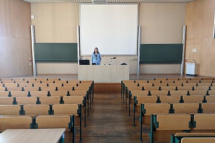 Prof. Dr. Meller-Hannich zeichnet im leeren Hrsaal ihre Vorlesung auf