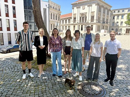 Lehrstuhl Prof. Dr. Meller-Hannich (v.l.n.r.): Paul Baudis, Dr. Katharina Bernheim-Engler, Prof. Dr. Caroline Meller-Hannich, Pauline Modra, Simone Krapf, Eric Klötzer, Tina Kunath, Lucas Mai sowie Lehrstuhldackel Greta