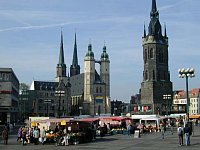 Marktplatz der Stadt Halle mit Marktkirche und Rotem Turm