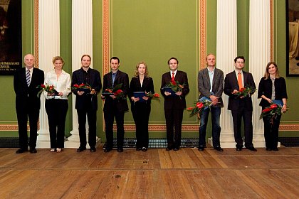 Dies sind die 8 besten Doktorandinnen und Doktoranden des Sommers 2007, die vom Rektor (ganz links im Bild) mit der Lutherurkunde ausgezeichnet worden sind. Die Doktorandinnen und Doktoranden des Juristischen Bereichs sind ganz rechts Christine Schulze-Doll, am linken Rand neben dem Rektor stehend Claudia Wagner, in der Mitte Annett Faust und neben ihr Tino Kleinert.