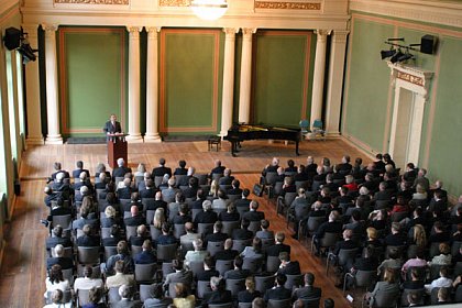 Die Aula des Lwengebudes