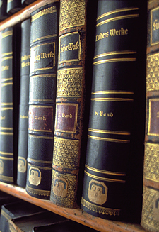 Bücherregal mit alten Büchern Bücherregal mit alten Büchern