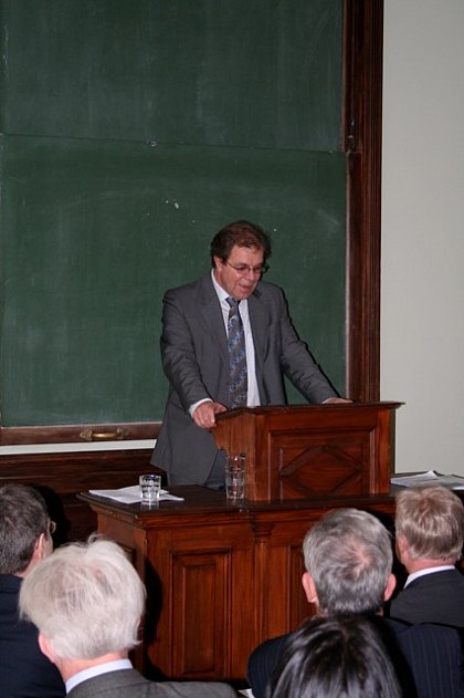 Begrüßung durch Prodekan Prof. Dr. Reimund
Schmidt-De Caluwe im historischen Hörsaal der Universität.