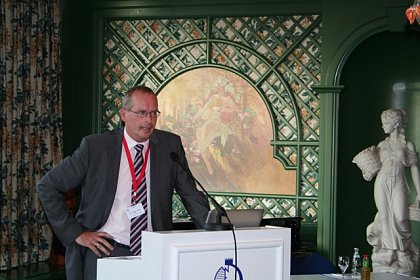 Thomas Ernst vom BMWi informierte über den aktuellen Stand der Umsetzung der EU-Dienstleistungsrichtlinie