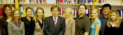 Lehrstuhlmitarbeiter von Prof. Dr. Christian Schröder (Sommersemester 2009), von links nach rechts: Juliana Leeke, Dr. Charleen Schützendübel, Susanne Landgraf, Susann Kroke, Prof. Dr. Christian Schröder, Christiane Steinert, Dr. Marcus Bergmann, Katja Voigt, Chul-Hee Yim, Jana Upschulte