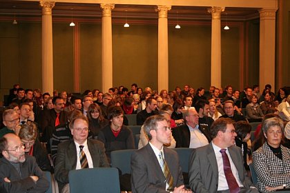 Die gut besuchte Veranstaltung fand in der Aula der Universität statt.