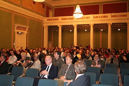 Die Veranstaltung wurde von moderaten Protesten gegen die Bildungspolitik begleitet.