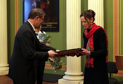 Prof. Dr. Reimund Schmidt-De Caluwe, PD Dr. Katja Nebe
bergabe der Habilitationsurkunden