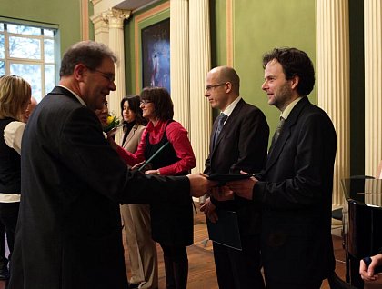 Prof. Dr. Reimund Schmidt-De Caluwe, Dr. Susanne Berger, Dr. Katharina Mller, Dr. Michael-John Neumann, Dr. Chris Seeger
bergabe der Promotionsurkunden