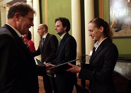 Prof. Dr. Reimund Schmidt-De Caluwe, Dr. Michael-John Neumann, Dr. Chris Seeger, Dr. Daniela Strau
bergabe der Promotionsurkunden