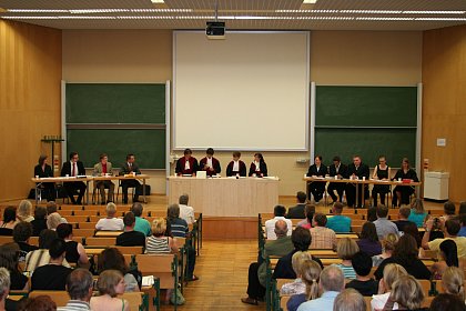 Von links nach rechts: Landtag und Landesregierung, Richterbank, Antragsteller