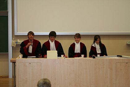 Als Richter fungierten Hannes Henke, Josephine Mutzek, Sarah Julian Schober
und Max Wohlleben