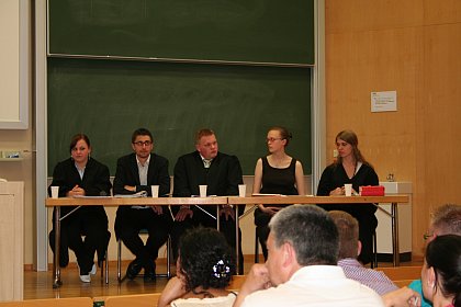 Die Einraumgaststtte "Bunsenbrenner" wurde durch Tabea Merkle und Nele
Sickel vertreten (rechts). Die klagende Diskothek wurde durch Tino Boche,
Anne Daehre und Willi Helwig vertreten.