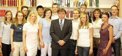 Lehrstuhlmitarbeiter von Prof. Dr. Christian Schröder (Sommersemester 2010), von links nach rechts: Dr. Charleen Schützendübel, Susann Kroke, Dr. Marcus Bergmann, Christiane Steinert, Chul-Hee Yim, Luisa Lettrari, Martin Gerecke, Prof. Dr. Christian Schröder, Ottmar Rensch, Sebastian Rößler (hinten), Jana Upschulte (vorne), Juliana Leeke, Susanne Landgraf, Christoph Löffler