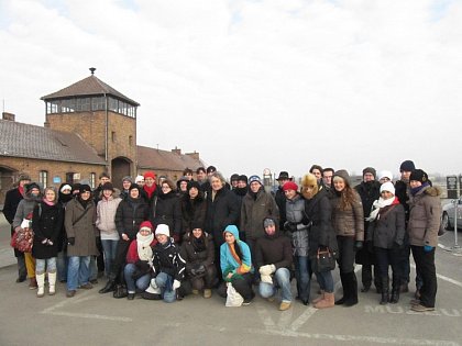 Die gesamte Seminargruppe vor dem Eingang