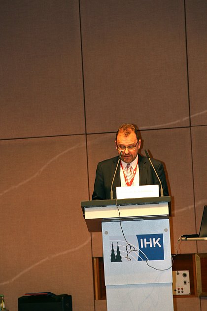 Prof. Dr. Burkhard Schbener von der Universitt Kln referierte zum Thema "Die Erbringung von Rechtsdienstleistungen durch Kammern".