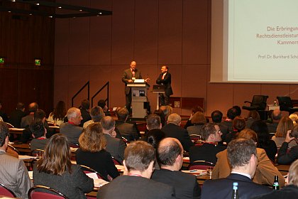 Die Diskussion zum Vortrag leitete Martin W. Huff von der
Rechtsanwaltskammer Köln.