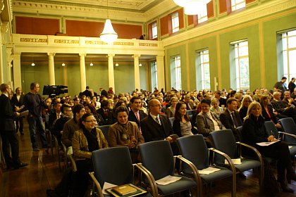 Die Besucher in der Aula der MLU.