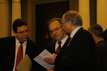 Prof Tietje, Dr. Haseloff und Prof. Sträter besprechen den Programmablauf.