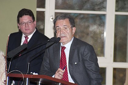 Prof. Dr. Dr. h.c.mult. Romano Prodi geht auf Fragen ein