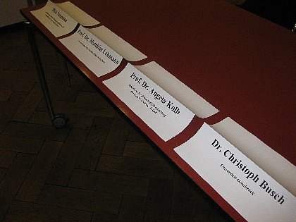 Die Namensschilder der Referenden.