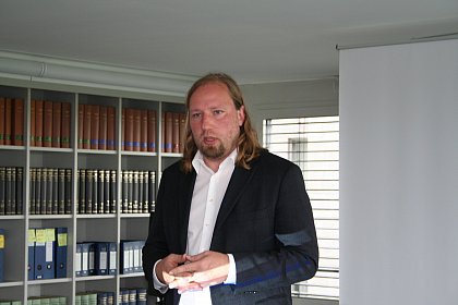 Die Veranstaltung wurde durch den Vorsitzenden des Bundestagsausschusses für Verkehr, Bau und Stadtentwicklung, Dr. Anton Hofreiter (Bündnis 90 / DIE GRÜNEN) eröffnet, der unter anderem den Stand der Diskussion für eine Novellierung des Personenbeförderungsgesetzes erläuterte.