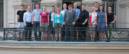Lehrstuhlmitarbeiter von Prof. Dr. Christian Schröder (Sommersemester 2013), von links nach rechts: Tim Gebauer, Ottmar Rensch, Martin Gerecke, Katja Voigt, Susanne Landgraf, Annabell Blaue, Christoph Löffler, Prof. Dr. Christian Schröder, Lukas Schackow, Dr. Marcus Bergmann, Christiane Steinert, Christopher Winter, Luisa Lettrari, Fabienne Lampe