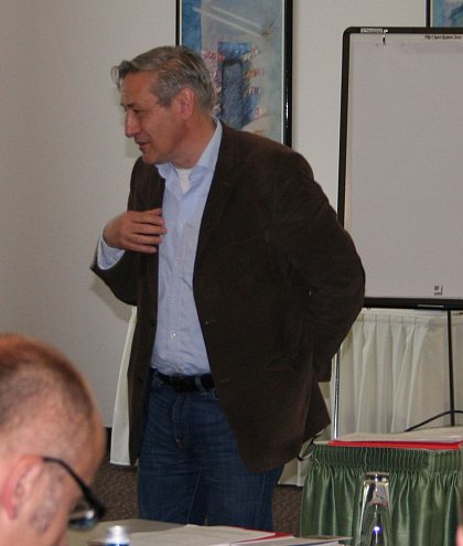 Die Tagung wurde durch den AGI-Vorsitzenden Prof. Dr. Frank Schulz-Nieswandt von der Universität zu Köln eröffnet. Der AGI gehören alle in diesem Bereich aktiven Forschungseinrichtungen aus Deutschland, Österreich und der Schweiz an. Die IWE GK verfügt in diesem Bereich über die längste Tradition, ist aber zugleich in der aktuellen Form als Neugründung das jüngste Mitglied in der AGI.