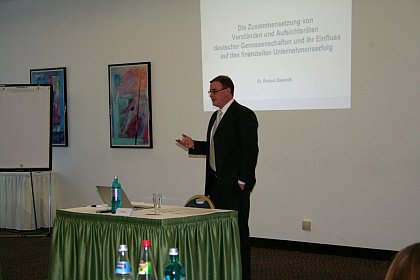 Dr. Roland Zieseniß von der Leibniz-Universität Hannover präsentierte Ergebnisse eines Forschungsprojekts zur Bedeutung der Zusammensetzung von Vorständen und Aufsichtsräten in Genossenschaften auf den Unternehmenserfolg.