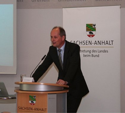 Begrüßung durch den Verwaltungschef der Landesvertretung Sachsen-Anhalt Frank Smeddinck