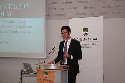 Vortrag Prof. Dr. Christoph Gusy (Universität Bielfeld, gehalten durch Dr. Johannes Eichenhofer) zur deutschen Sicherheitsarchitektur