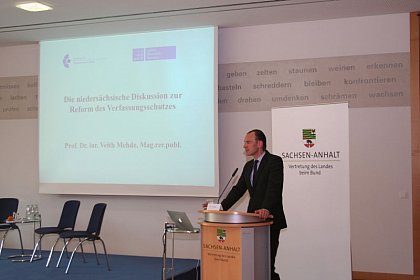 Vortrag von Prof. Dr. Veith Mehde (Universität Hannover) zu niedersächsischen Reformüberlegungen zur Kontrolle der Nachrichtendienste.