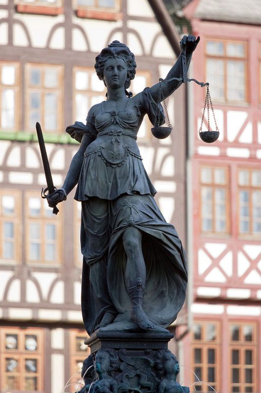 Justitia auf dem Gerechtigkeitsbrunnen am Frankfurter Römerberg Justitia auf dem Gerechtigkeitsbrunnen am Frankfurter Römerberg