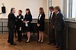 Von links nach rechts: Michael Bob, der Vorsitzende der Harold-Bob-Stiftung, die Studentinnen Julia-Annika Stach, Sophie Artner und Julia Haase, die Professoren Armin Höland und Werner Beulke