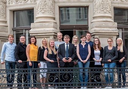 Lehrstuhlmitarbeiter von Prof. Dr. Christian Schröder (Sommersemester 2015), von
links nach rechts: Tim Gebauer, Dr. Marcus Bergmann, Luisa Lettrari, Christiane
Steinert, Annabell Blaue, Lukas Schackow, Prof. Dr. Christian Schröder, Diana
Thieme, Silvia Roßberg, Christopher Winter, Vanessa Kahle, Carolin Horst,
Magdalena Vogt
