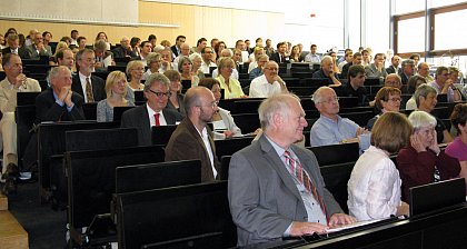 Das gespannte Publikum, mit dem Jubilar Prof. Dr. Wolfhard Kohte im Vordergrund.