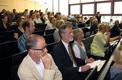 Hier noch als Zuhrer: Prof. Dr. Hellmut Wimann (Bildmitte), der Spter die Laudatio hielt.