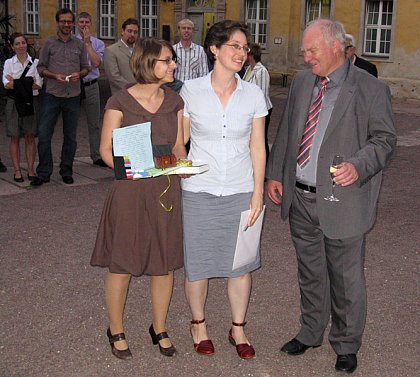 Manuela Willig und Andrea Ritschel bei der Übergabe des Geschenks an Prof. Dr. Kohte im Hof der Moritzburg.