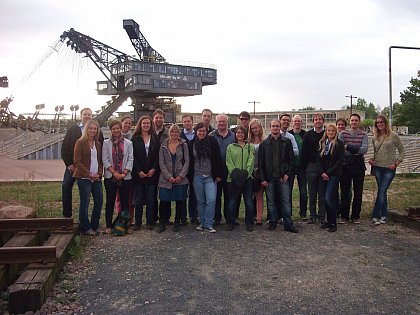 Dies Bild zeigt die Teilnehmer des gemeinsamen Bremer und Hallenser Doktorandenseminars, das in Wittenberg vom 06.09.-08.09.2012 stattfand, bei ihrem Ausflug nach Ferropolis zur Besichtigung und Diskussion der Arbeits- und Technikgeschichte der Braunkohle. Im Seminar wurden 7 Dissertationsprojekte zu europischen, deutschen und sterreichischen Arbeits- und Sozialrechtsfragen diskutiert.