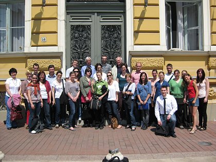 In Szeged mit 30 Teilnehmern aus 10 L ndern. Im Hintergrund (an der Tr) Prof. Joszef Hajdu (Szeged), Prof. Teun Jaspers (trecht), Prof. Wolfhard Kohte und direkt davor Ass. Andrea Ritschel aus Halle