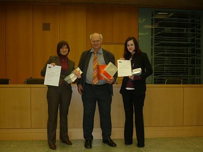 Das Bundesarbeitsgericht fhrte im Wintersemester 2009/10 zum dritten Mal einen Moot Court fr Studierende durch.

Bei diesem Wettbewerb haben die von unserem Lehrstuhl betreuten Teilnehmerinnen aus Halle, Maika Jany (links im Bild neben Prof. Dr. W. Kohte) und Diana Haas, unter 32 Teams den 2. Platz belegt. Sie erhielten einen Ehrenpreis und eine Gratulation der Prsidentin des Bundesarbeitsgerichts.