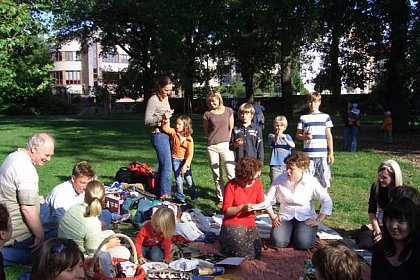 Man muss die Feste feiern, wie sie fallen. Angefallen war inzwischen einiges: Geburten, Geburtstage, Anknfte und Abschiede. Die Wahl viel auf den 25.08. und die Wrfelwiese. Sonnenschein wurde auch bestellt. So feierten Lehrstuhlangehrige und Freunde bei Kuchen, Keksen und anderen Kstlichkeiten, um die Ereignisse nicht in Vergessenheit fallen zu lassen. Wie man sieht hat es Gro und Klein gefallen!