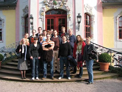 Das sind die Teilnehmer des Doktorandenseminars, welches in Bad Kösen vom 3.10. bis 5.10.2007 stattgefunden hat. Das Foto zeigt u.a. einige wissenschaftliche Mitarbeiter des Lehrstuhls, wie Andrea Ritschel, Dr. Katja Nebe und Daniel Klocke, und Prof. Wolfhard Kohte.
