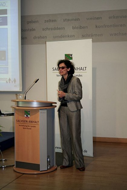 Im einführenden Vortrag gab Prof. Dr. Eva Schumann von der Universität Göttingen einen Überblick zu den Entwicklungen der Leitbilder in der Familienpolitik von 1980 bis in die Gegenwart.