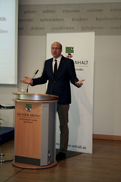 Prof. Dr. Gregor Kirchhof von der Universität Augsburg untersuchte vor allem, welche Rolle dem Staat bei der Förderung der Familien und der Wahrung des Kindeswohls zukommen sollte. Er betonte vor allem die Subsidiarität des staatlichen Wächteramtes.