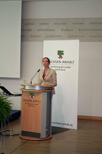 Prof. Dr. Frauke Brosius-Gersorf von der Leibniz-Universität Hannover widmte sich in ihrem Vortrag der Frage, wie der Staat die berufliche Chancengerechtigkeit von Mann und Frau als Ziel der Familienpolitik umsetzen kann. Dabei betonte sie besonders den „Nachholbedarf“ im Bereich der Gleichstellung von Frauen im beruflichen Alltag.