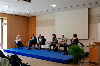 Die abschließende Podiumsdiskussion wurde von Dr. Monika Zimmermann moderiert. Sie widmete sich nach einem Impulsvortrag von Prof. Dr. Winfrid Kluth der Frage: Gibt es noch ein verfassungsrechtliches Leitbild für Ehe und Familie – oder ist dies eine offene Gestaltungsaufgabe des parlamentarischen Gesetzgebers? Bei unterschiedlichen Standpunkten in Einzelfragen waren sich die Podiumsteilnehmer vor allem einig, dass in der Familienpolitik zu oft nicht zu Ende gedacht wird. So müssten Kompetenzfragen enger mit Finanzierungsfragen verbunden werden. Es bestand zudem Einigkeit, dass eine größere Flexibilität im privaten Arbeitsmarkt in Bezug auf Teilzeitbeschäftigungen sowie die geichwertige Bezahlung von Männern und Frauen zentrale Bestandteile einer besseren Familienförderung sein müssen.