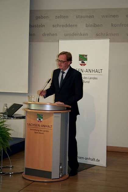 Prof. Dr. Stephan Rixen von der Universität Bayreuth leuchtete in seinem Vortrag die grundrechtsdogmatischen Direktiven für die Familienpolitik und die Familienförderung aus. Er betonte vor allem, dass nicht vorschnell Verfassungsverstöße diagnostiziert werden sollten und mahnte die Achtung der Gestaltungsfreiheit der Träger des Grundrechts an.